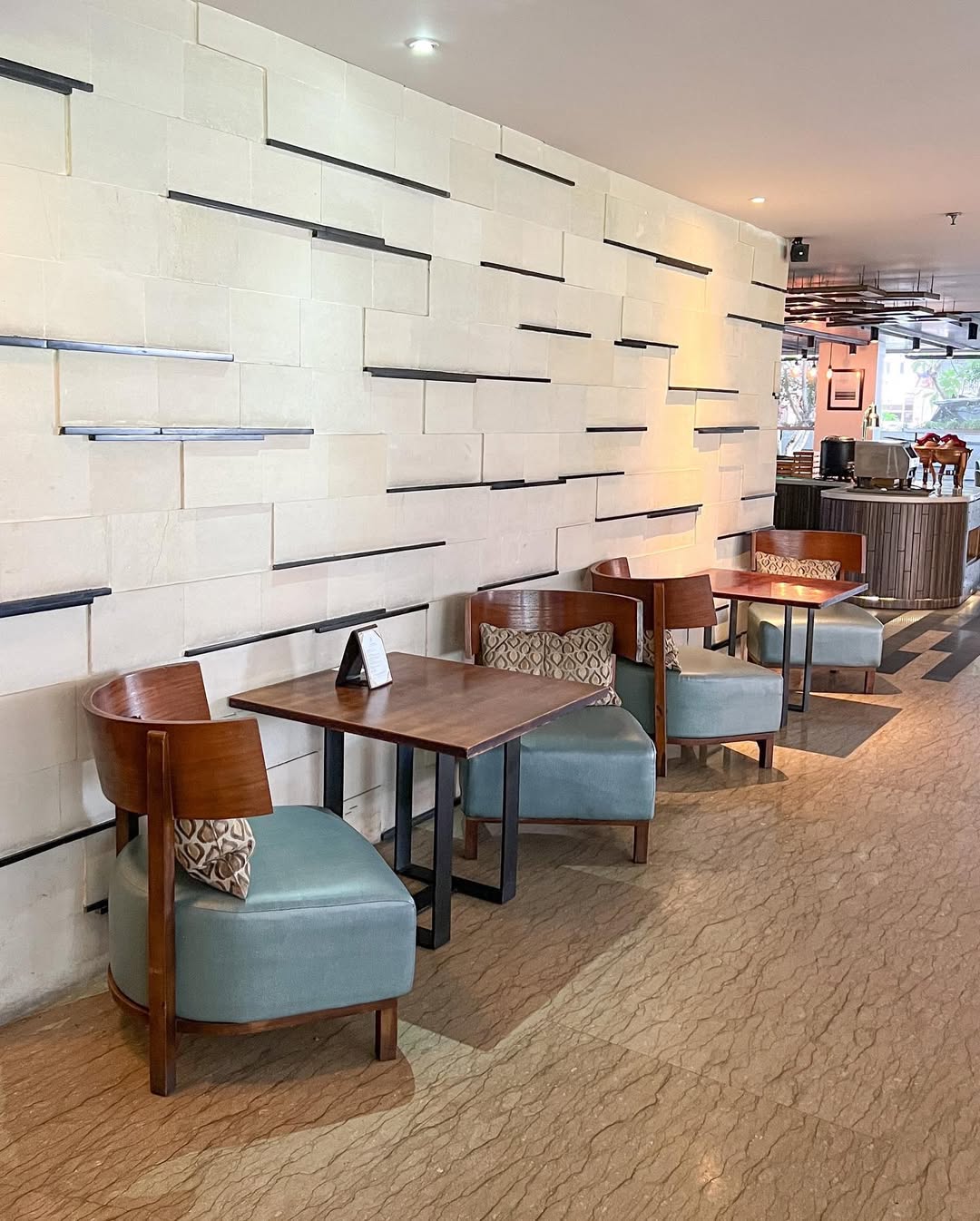 Nuvrino Ambra: Kulit Sintetik Glossy dengan Efek Permata Berkilau