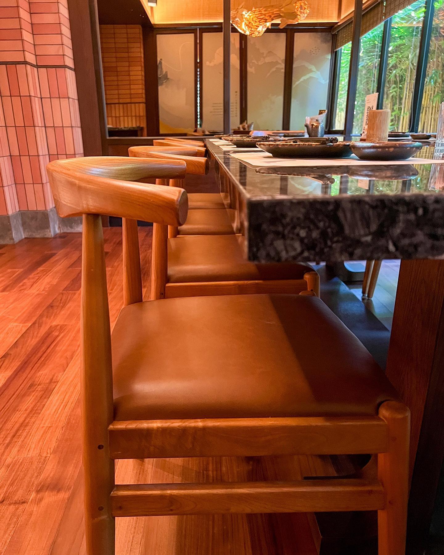 Nuvrino Bostonia Classic – Kulit Sintetis Two-Tone Matte Keanggunan Klasik